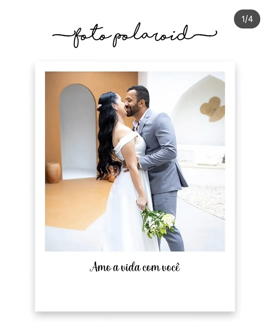 Foto impressa no estilo polaroid, com um casal em ensaio