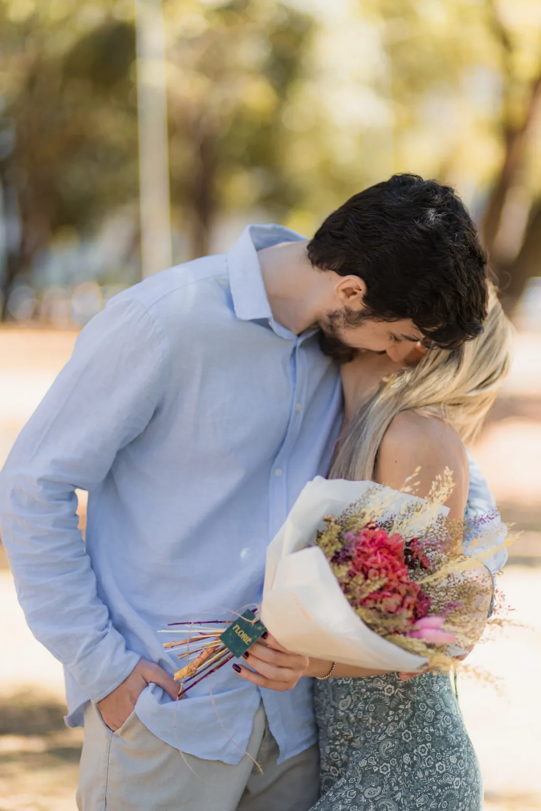 Abraço do casal com o buquê de flores no Parque Vaca Brava