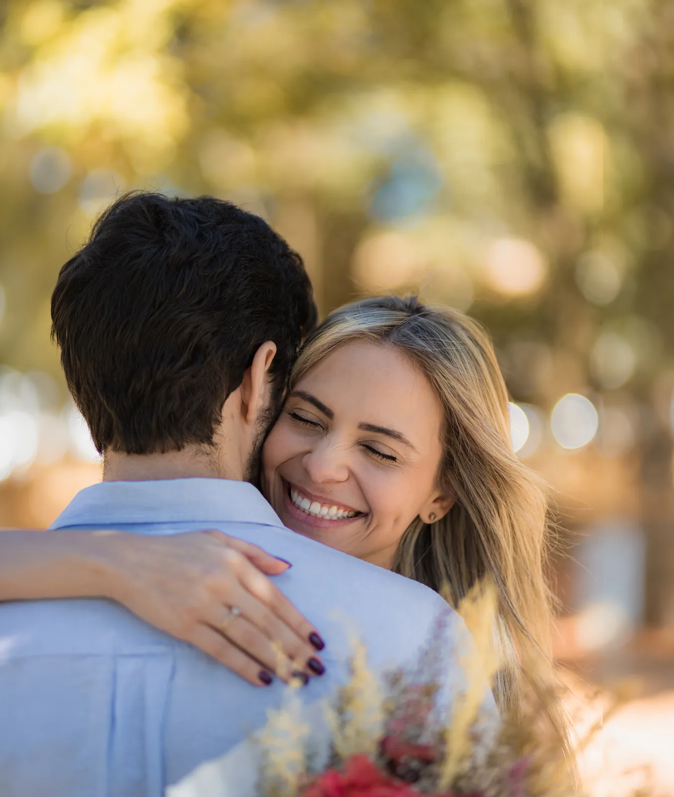 Abraço emocionado do casal após o pedido de casamento em Goiânia