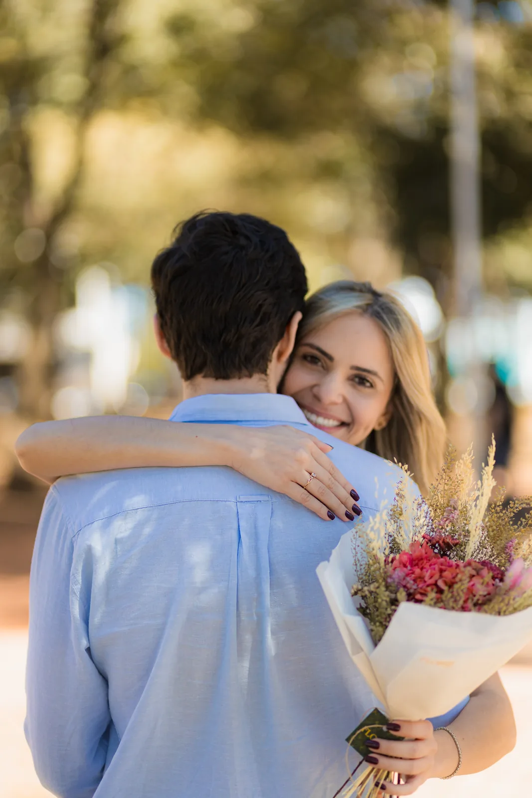 Casal se abraçando e sorrindo após o pedido de casamento em Goiânia