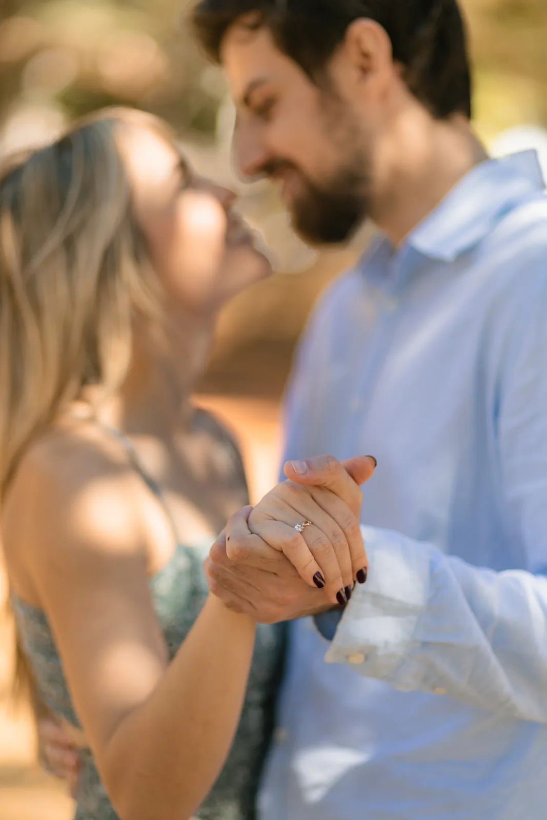 Anel de noivado nas mãos do casal durante o pedido de casamento