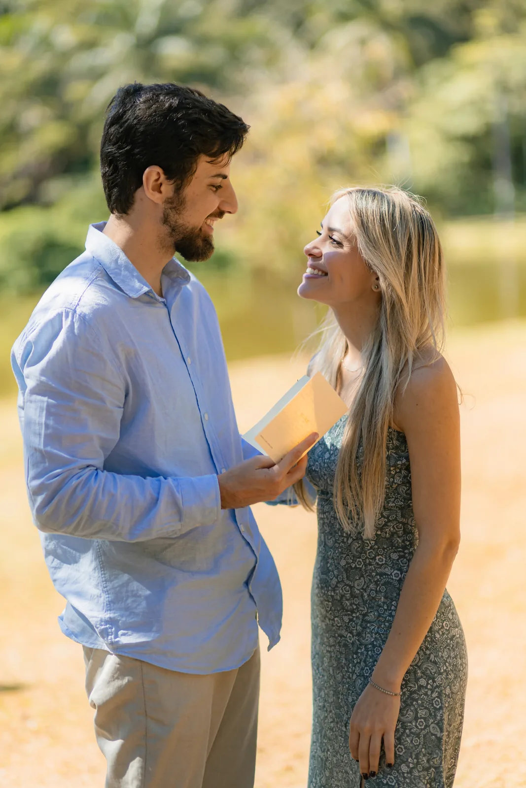 Noivo lendo carta para a namorada durante o pedido de casamento