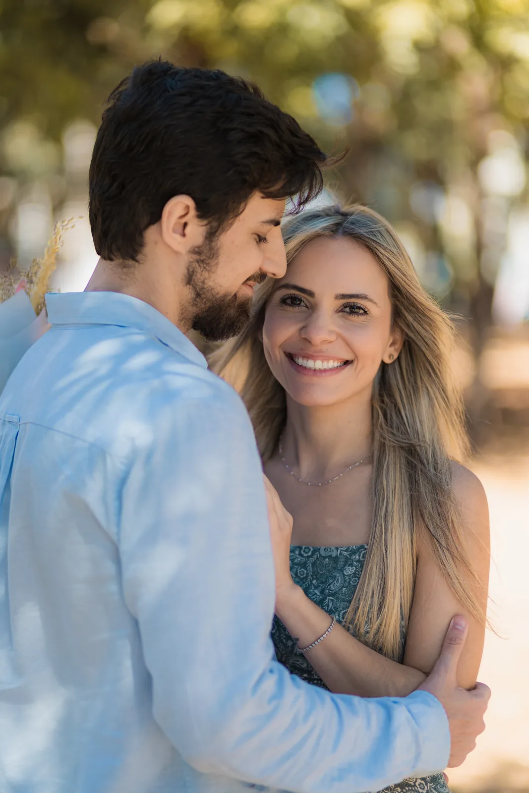 Casal abraçado no Parque Vaca Brava após o pedido de casamento