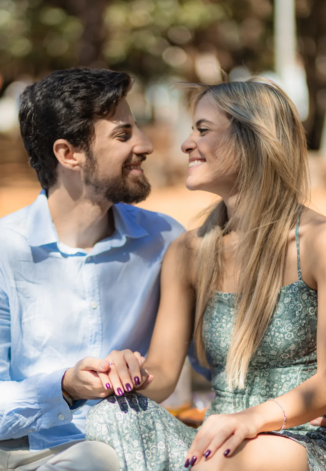 Casal no piquenique do pedido de casamento no Parque Vaca Brava