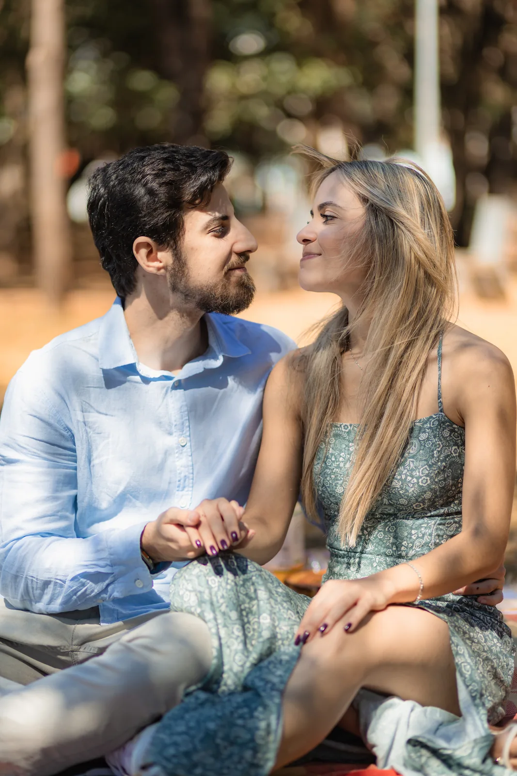 Casal sentado no piquenique após o pedido de casamento em Goiânia