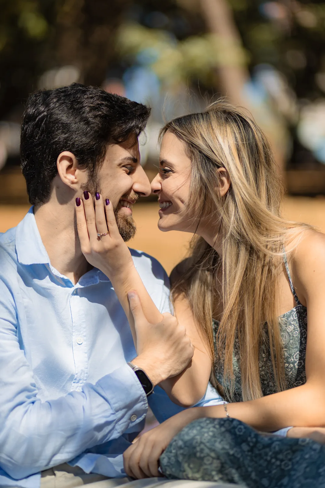 Casal sorrindo de perto após o pedido de casamento no Parque Vaca Brava