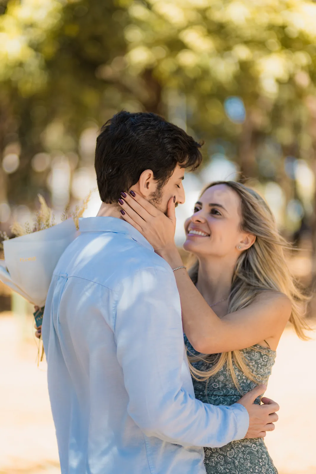Momento de carinho do casal recém-noivo em Goiânia