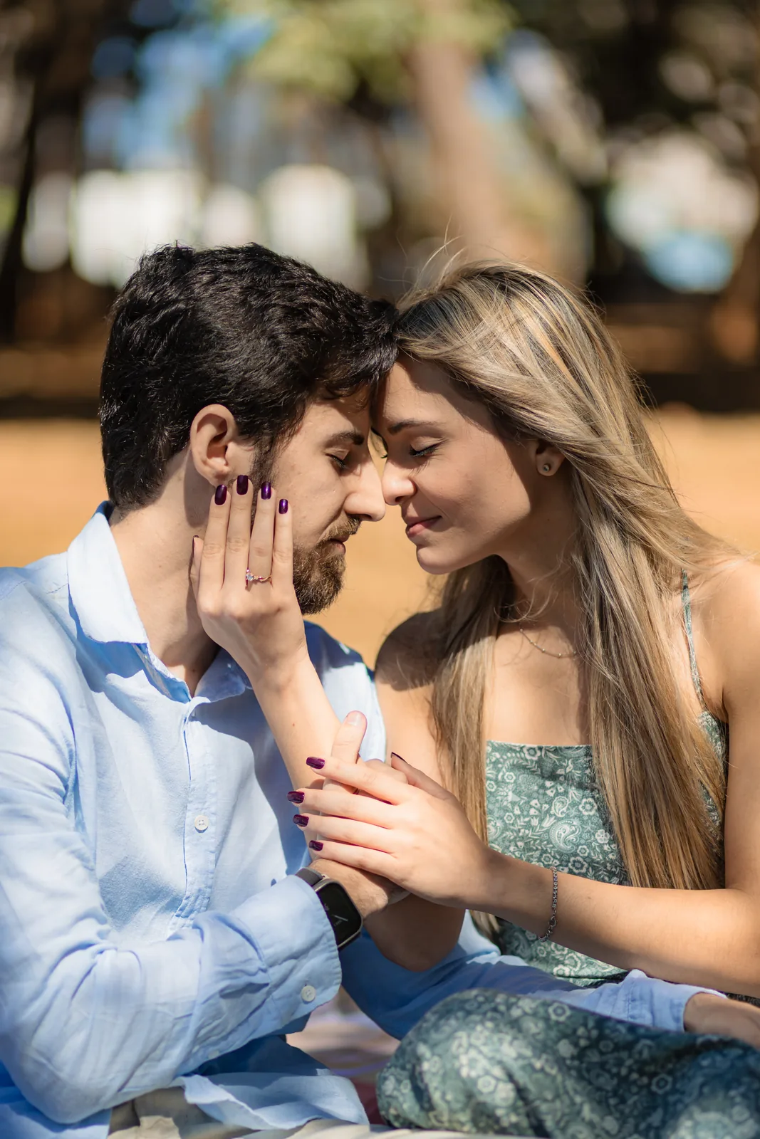 Casal testa com testa durante o pedido de casamento em Goiânia