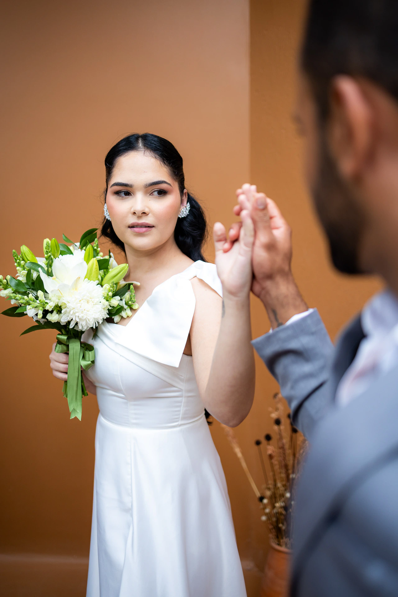 Noiva encostando a mão na do noivo durante o ensaio pré-wedding em Goiânia